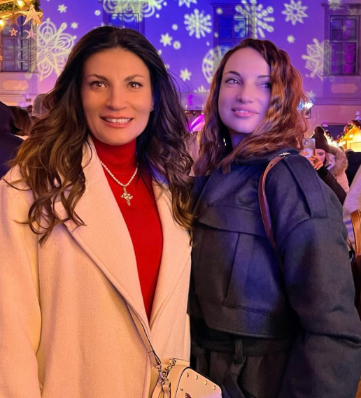 Cine este și cu ce se ocupă sora Ioanei Ginghină. Pe ea o vezi mereu la TV, însă nimeni nu știa asta despre familia vedetei