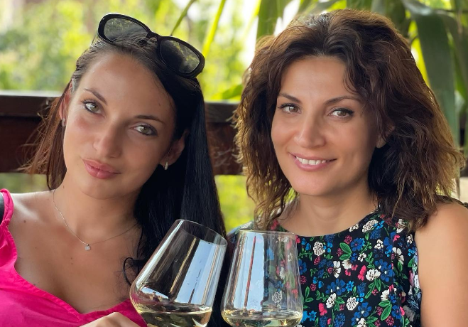 Cine este și cu ce se ocupă sora Ioanei Ginghină. Pe ea o vezi mereu la TV, însă nimeni nu știa asta despre familia vedetei