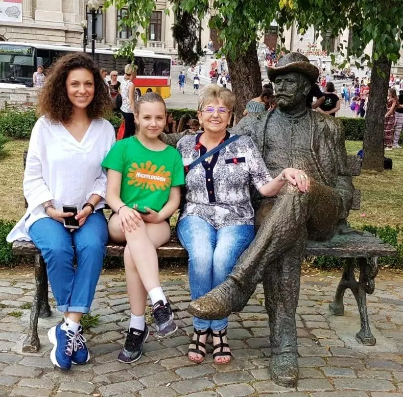 Cu ce se ocupa si cum arata mama lui Mircea Badea 3