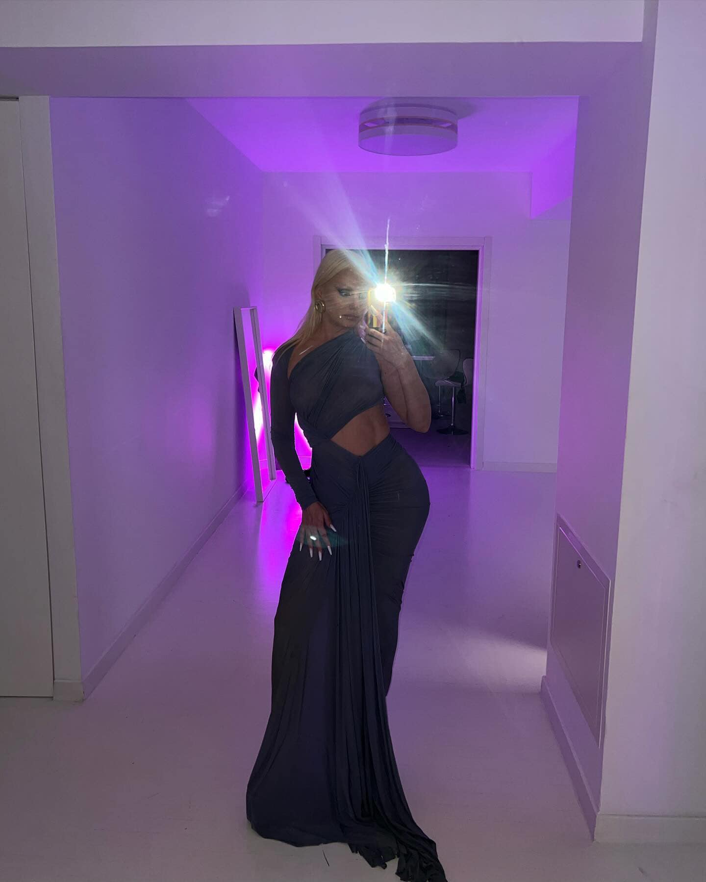 Cum arată Alexandra Stan nemachiată și fără filtre. Artista nu a avut nicio problemă să se afișeze într-o rochie transparentă