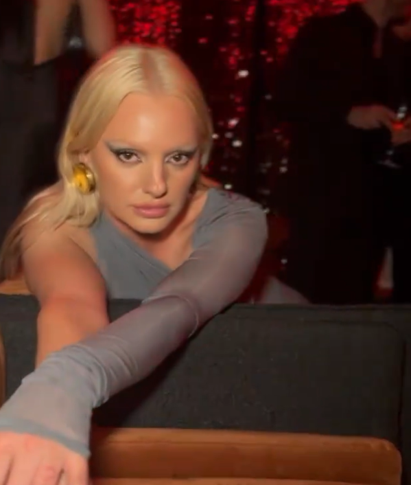 Cum arată Alexandra Stan nemachiată și fără filtre. Artista nu a avut nicio problemă să se afișeze într-o rochie transparentă