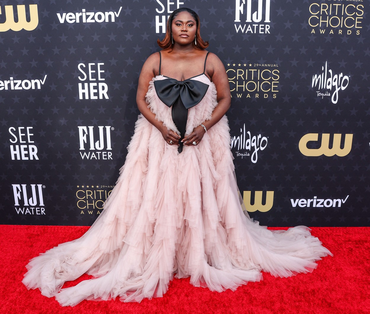 Cum si-au făcut aparitia vedetele pe covorul rosu de la Critics Choice Awards 2024 7