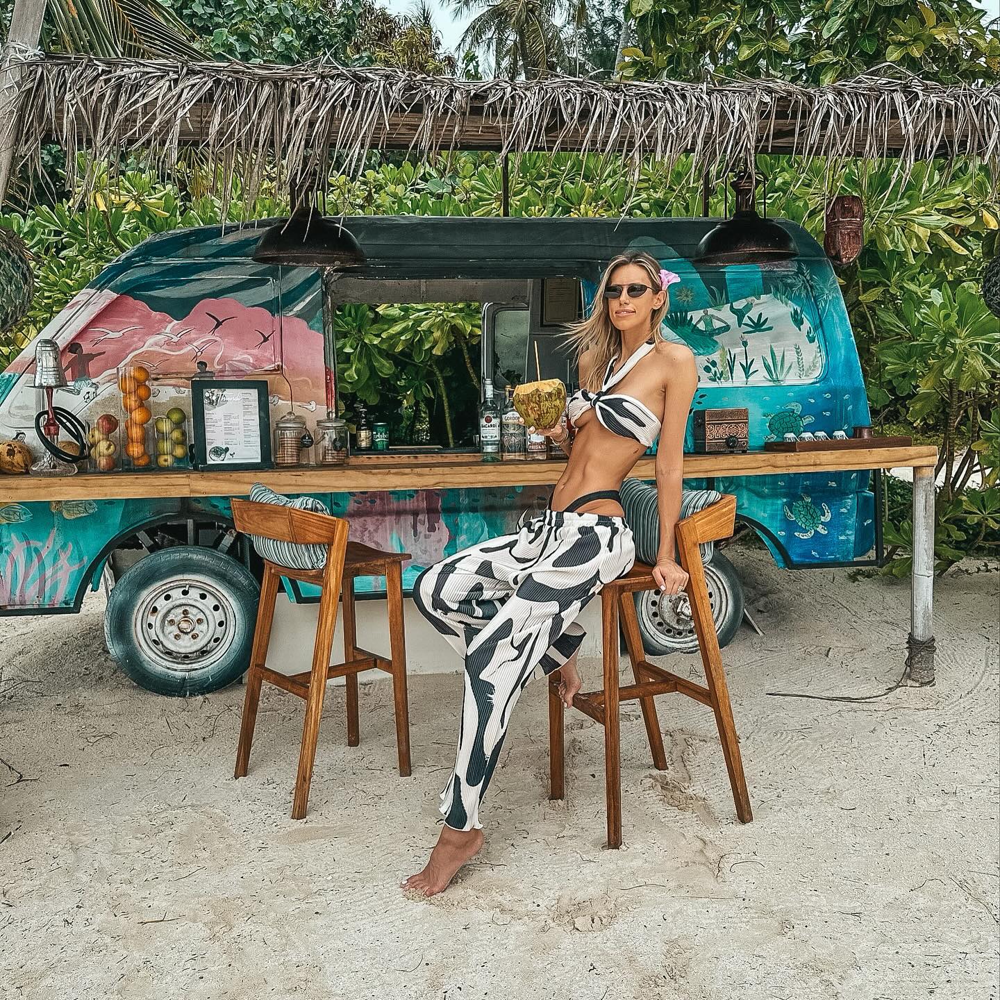 Dani Oțil, ținta criticilor după ce soția lui a apărut așa în vacanță. Reacția Gabrielei Prisăcariu