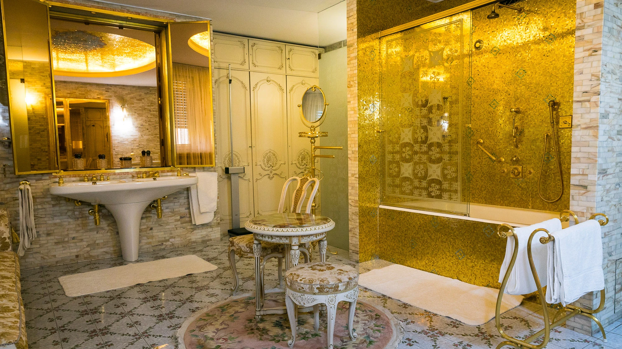 Fotografii secrete din vila de lux a soților Ceaușescu. Obiectul din casa imensă care i-a revoltat pe români