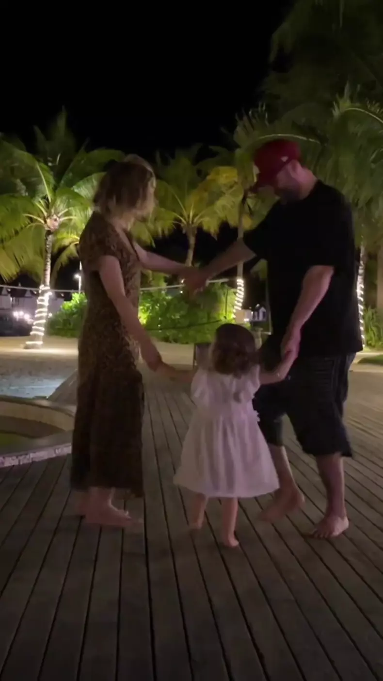 Gina Pistol si-a etalat noua silueta in costum de baie 5