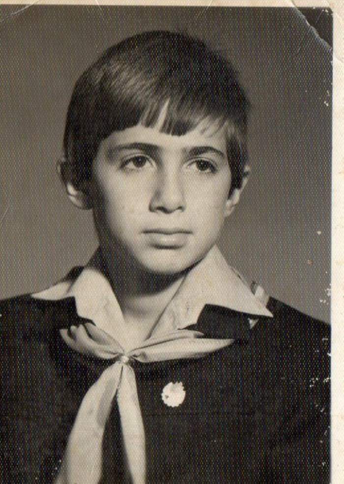 Imagine nemaivăzută cu Cătălin Scărlătescu din tinerețe. Nu ți l-ai fi închipuit niciodată așa. Cum arăta celebrul chef, slab și cu părul lung