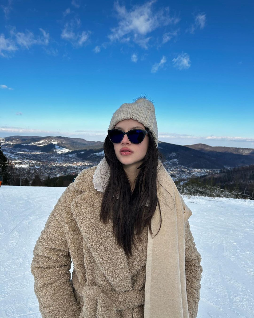 Internautii nu si-au putut lua privirea de la decolteul ei 2