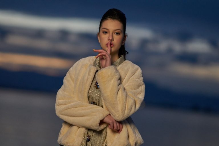 Internauții nu și-au putut lua privirea de la decolteul ei. Cleopatra Stratan, senzuală în costum de baie. Imaginea din piscină face furori