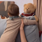 Ipostază emoționantă cu Theo Rose, s-a filmat când îi cântă copilului ei. Cum a reacționat Sasha