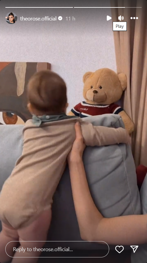 Ipostază emoționantă cu Theo Rose, s-a filmat când îi cântă copilului ei. Cum a reacționat Sasha