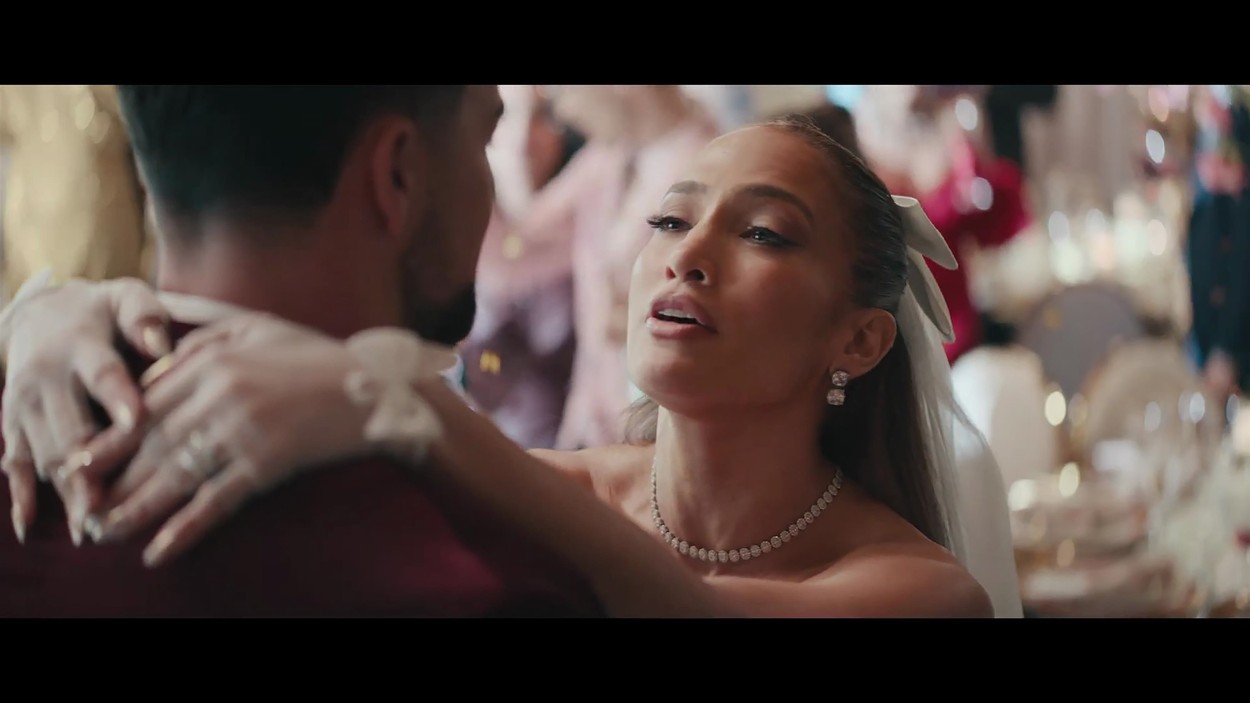 Jennifer Lopez a lansat un videoclip controversat 3