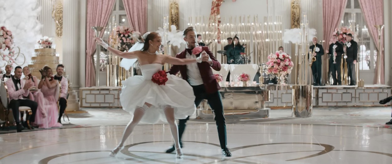 Jennifer Lopez a lansat un videoclip controversat 6