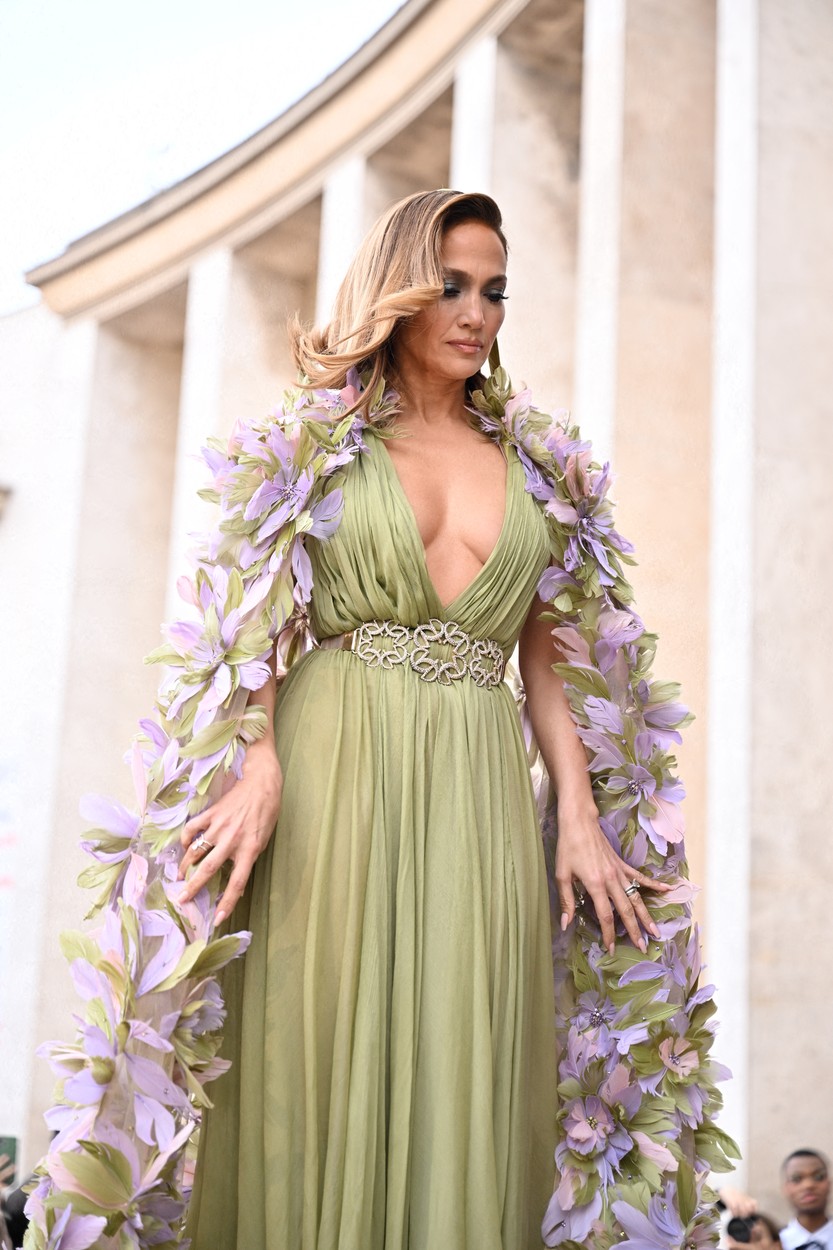 Jennifer Lopez, aparitie fabuloasa la Saptamana Modei de la Paris 6