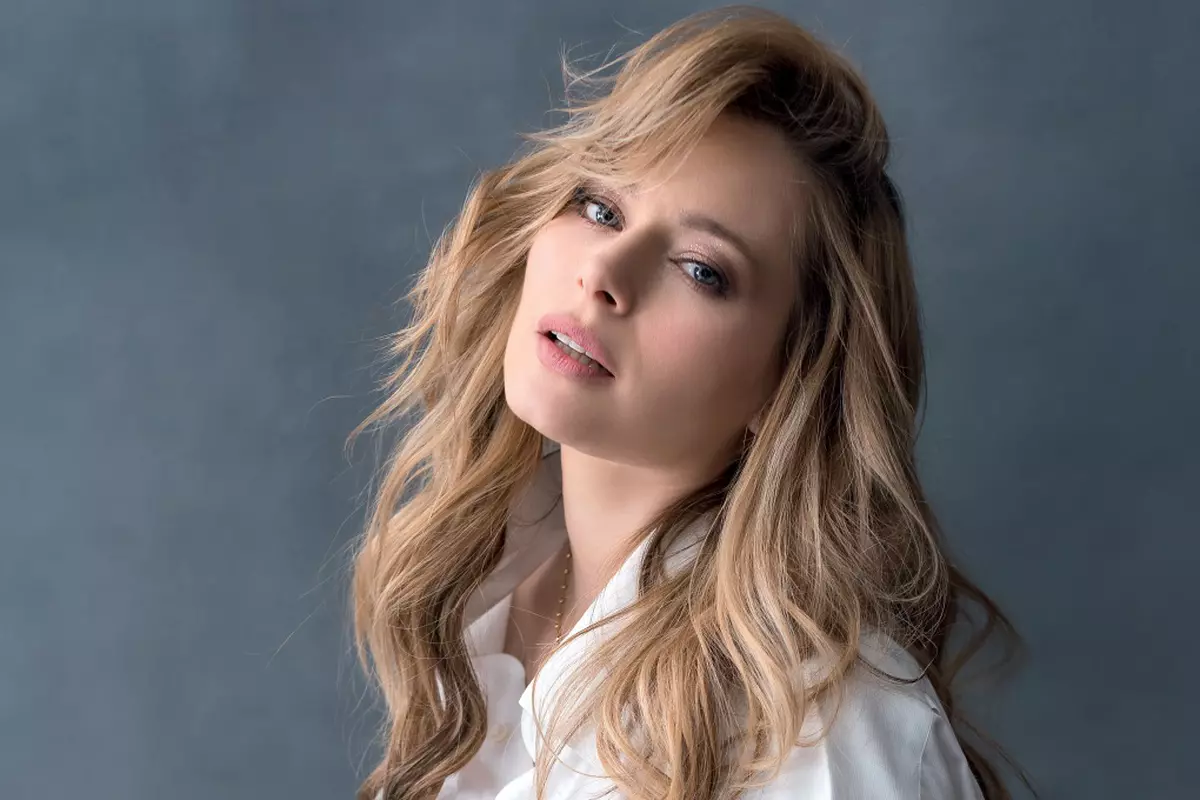 Laura Cosoi revine pe micul ecran 1