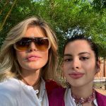 Lori și fiica ei, în vacanță în India