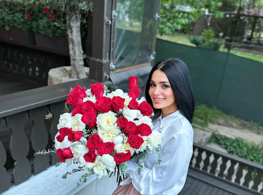 O mai țineți minte pe Diana de la Insula iubirii S-a transformat complet, din ce face bani acum