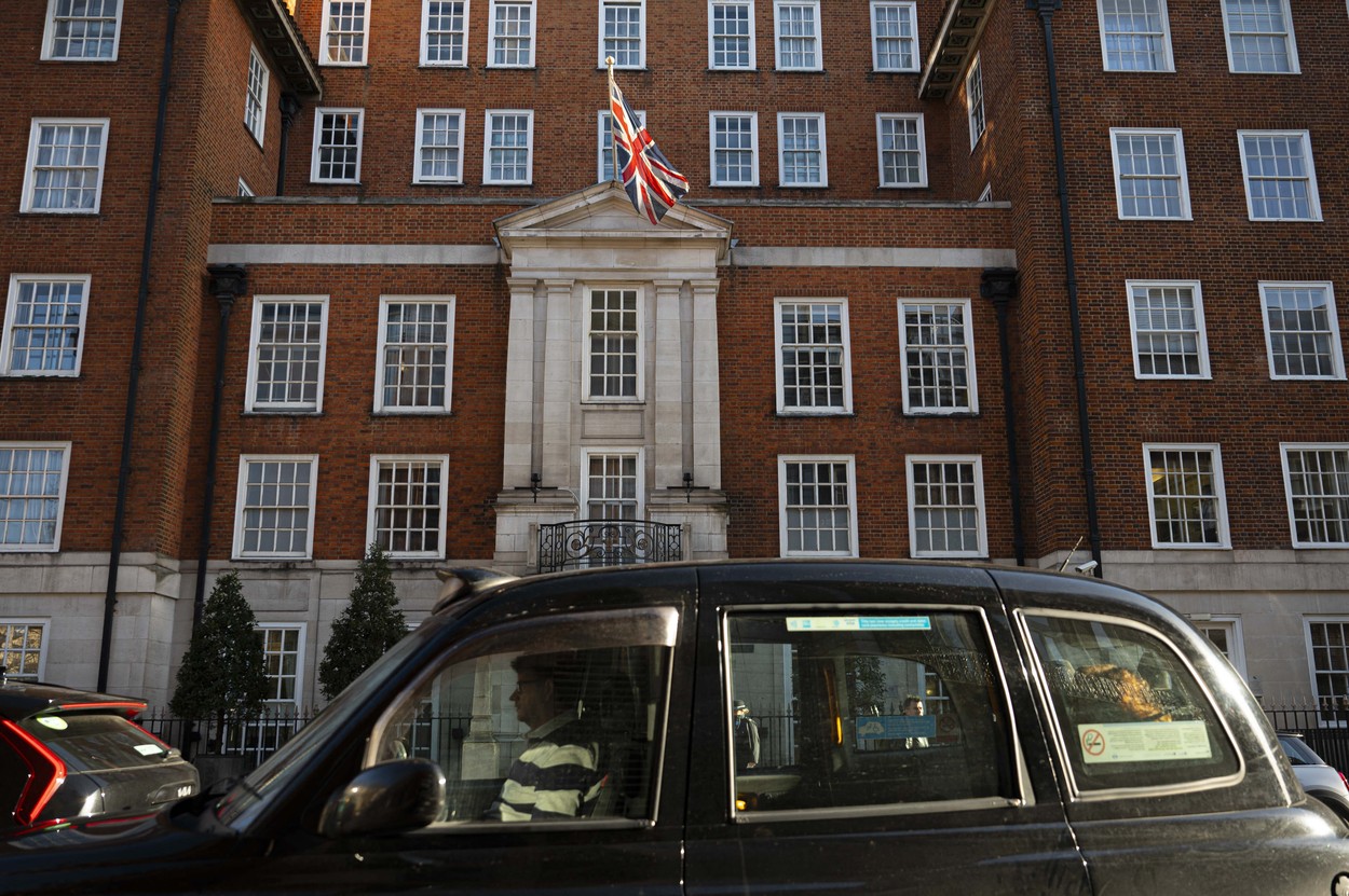 Regele Charles si Camilla, surprinsi in drum spre spital 2