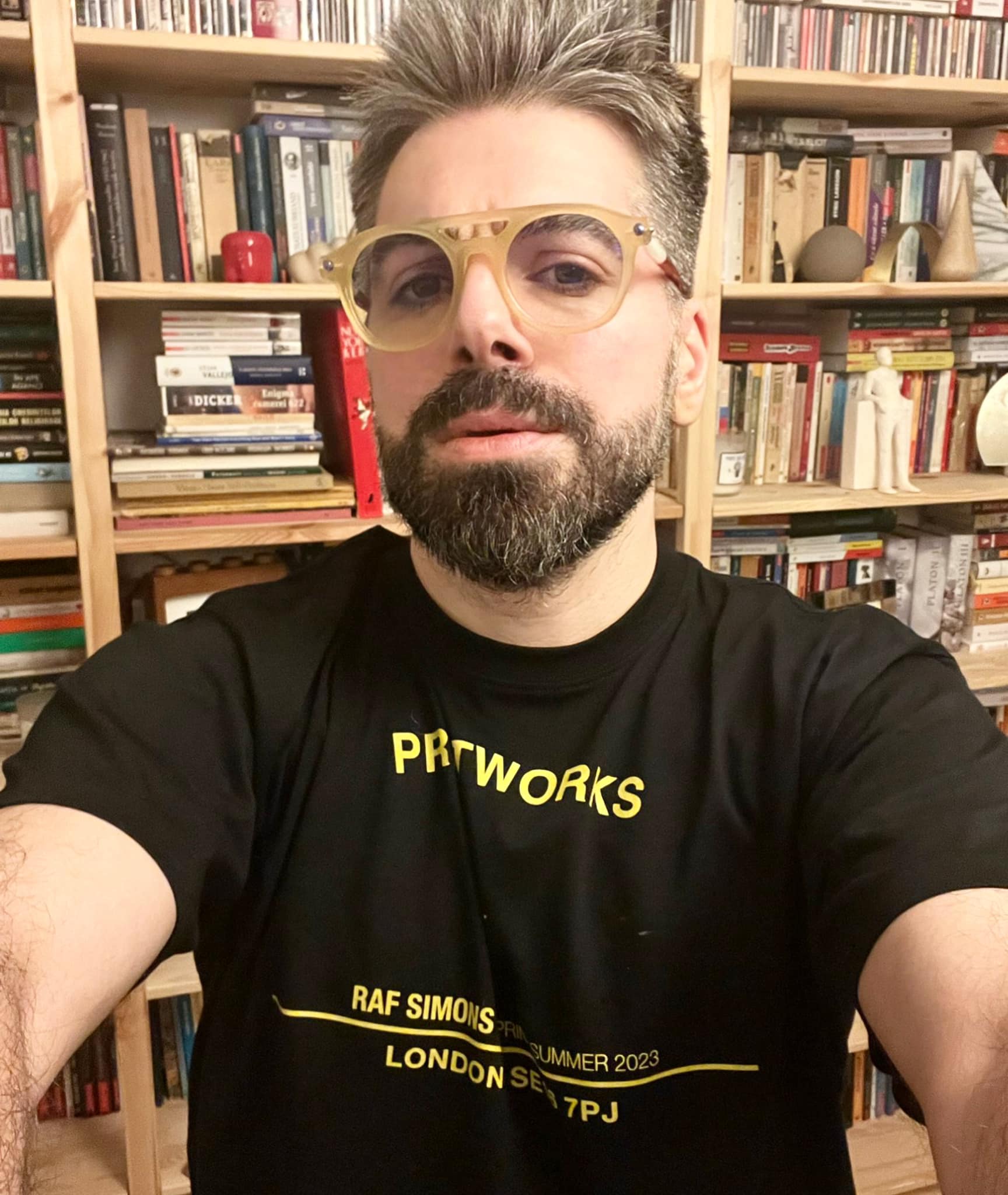 Tânărul chipeș din poză este azi unul dintre cei mai cunoscuți din România. Toate femeile îl ascultă, sigur nu îți dai seama cine e