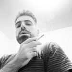 Tânărul chipeș din poză este azi unul dintre cei mai cunoscuți din România. Toate femeile îl ascultă, sigur nu îți dai seama cine e
