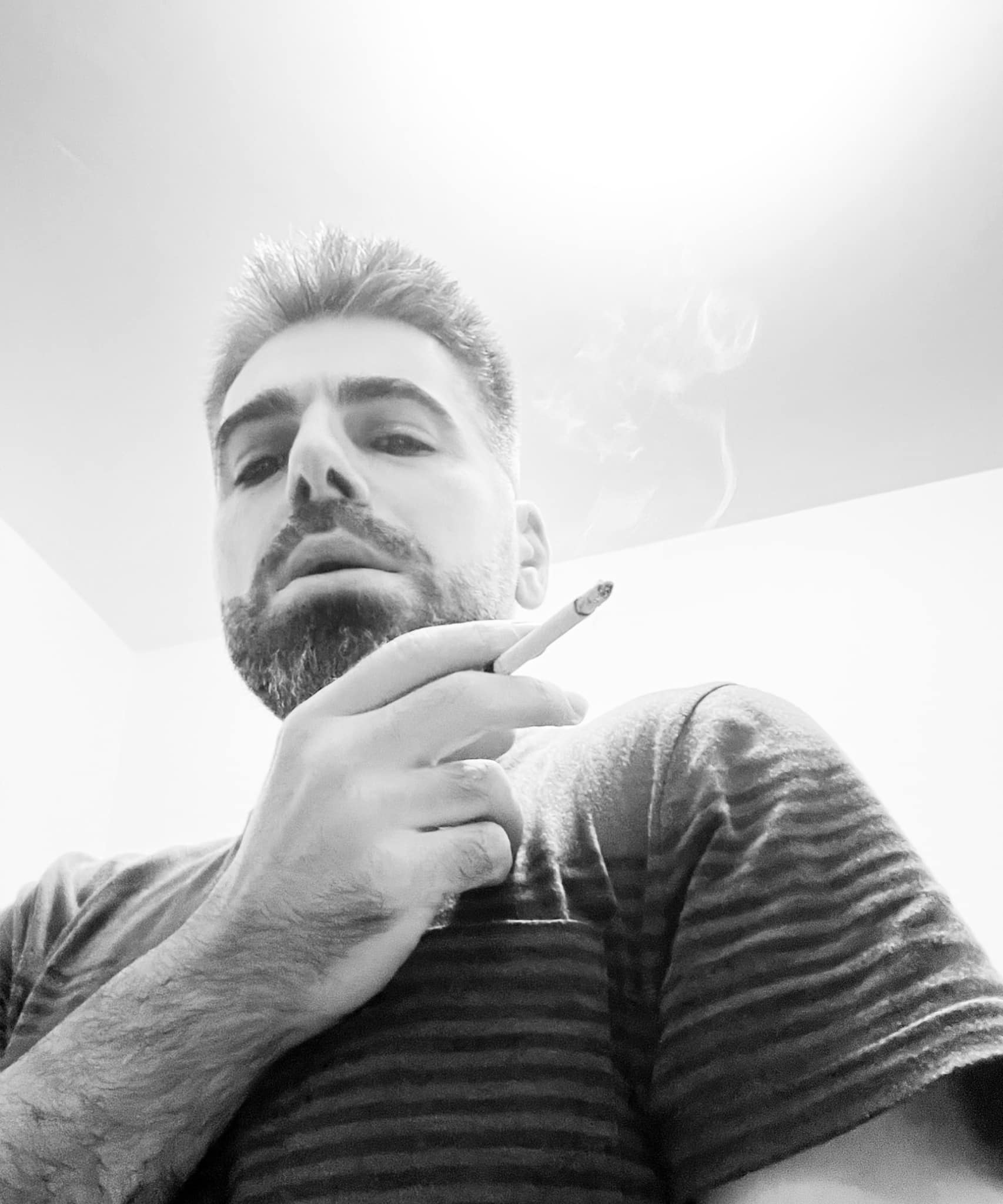 Tânărul chipeș din poză este azi unul dintre cei mai cunoscuți din România. Toate femeile îl ascultă, sigur nu îți dai seama cine e