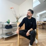 Tânărul chipeș din poză este azi unul dintre cei mai cunoscuți din România. Toate femeile îl ascultă, sigur nu îți dai seama cine e