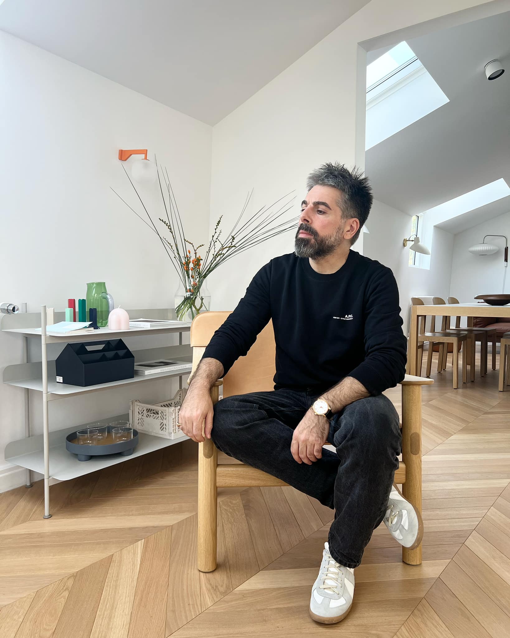 Tânărul chipeș din poză este azi unul dintre cei mai cunoscuți din România. Toate femeile îl ascultă, sigur nu îți dai seama cine e