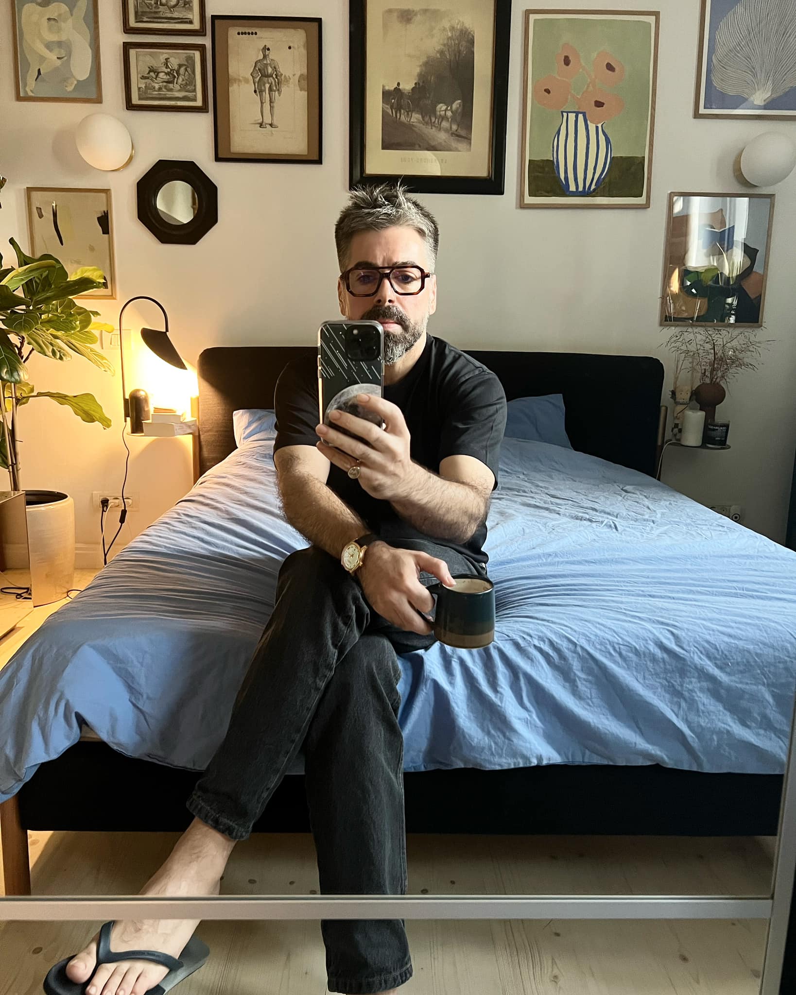 Tânărul chipeș din poză este azi unul dintre cei mai cunoscuți din România. Toate femeile îl ascultă, sigur nu îți dai seama cine e