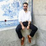 Tânărul chipeș din poză este azi unul dintre cei mai cunoscuți din România. Toate femeile îl ascultă, sigur nu îți dai seama cine e