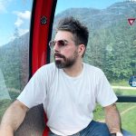 Tânărul chipeș din poză este azi unul dintre cei mai cunoscuți din România. Toate femeile îl ascultă, sigur nu îți dai seama cine e
