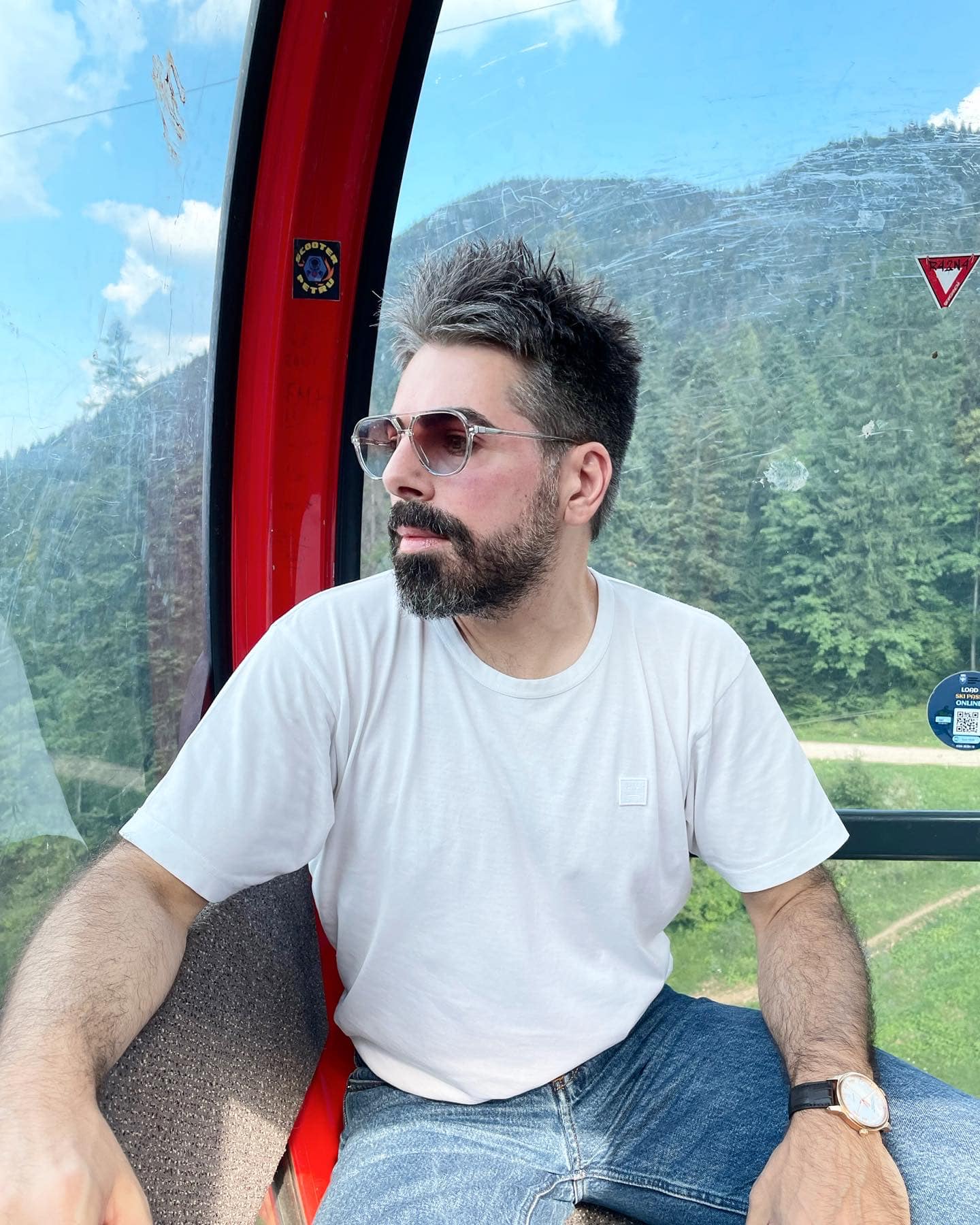 Tânărul chipeș din poză este azi unul dintre cei mai cunoscuți din România. Toate femeile îl ascultă, sigur nu îți dai seama cine e