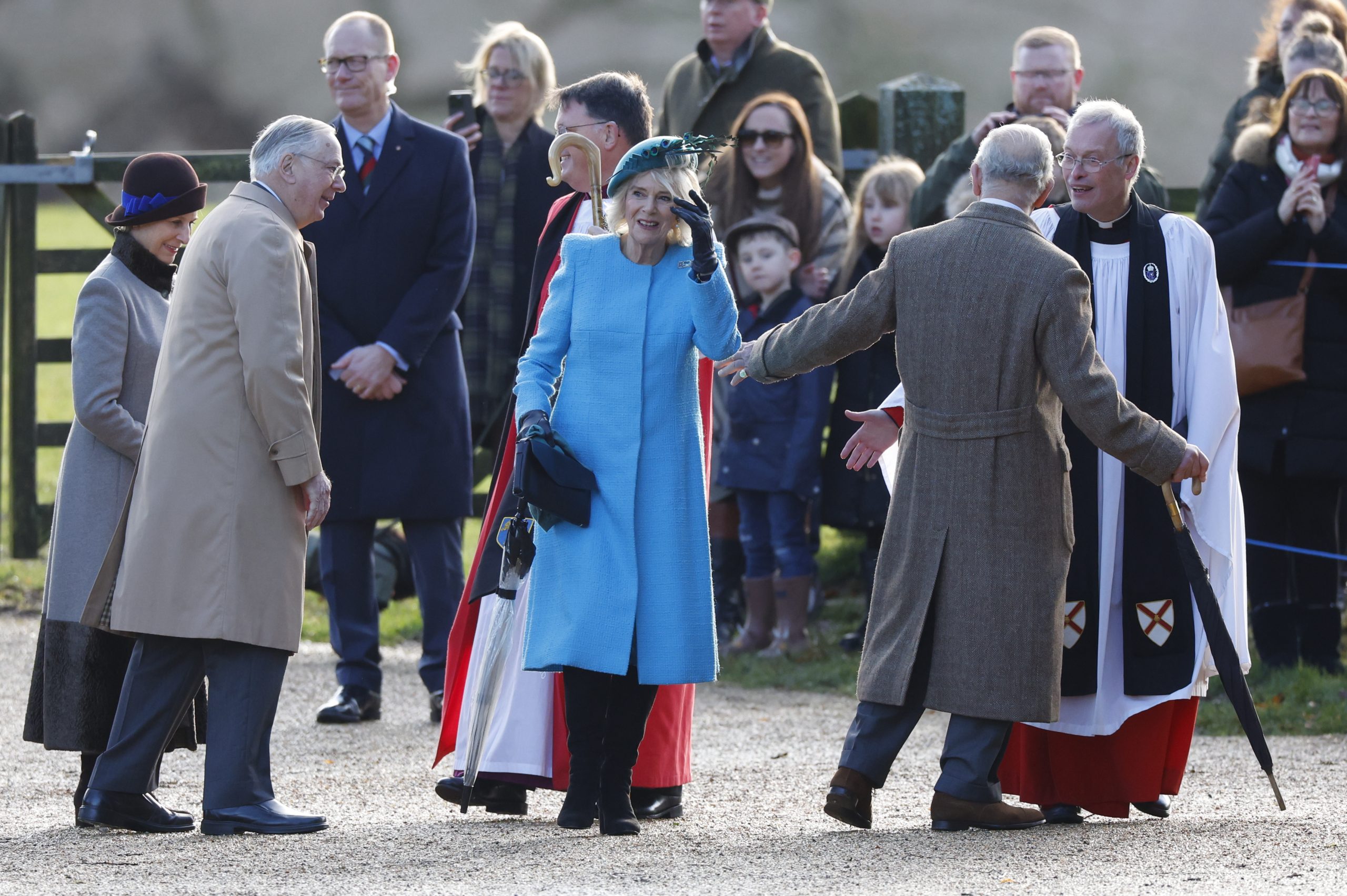 Ținuta colorată cu care Regina Camilla s-a afișat, spre deliciul tuturor. Puţine femei se îmbracă așa la 76 de ani