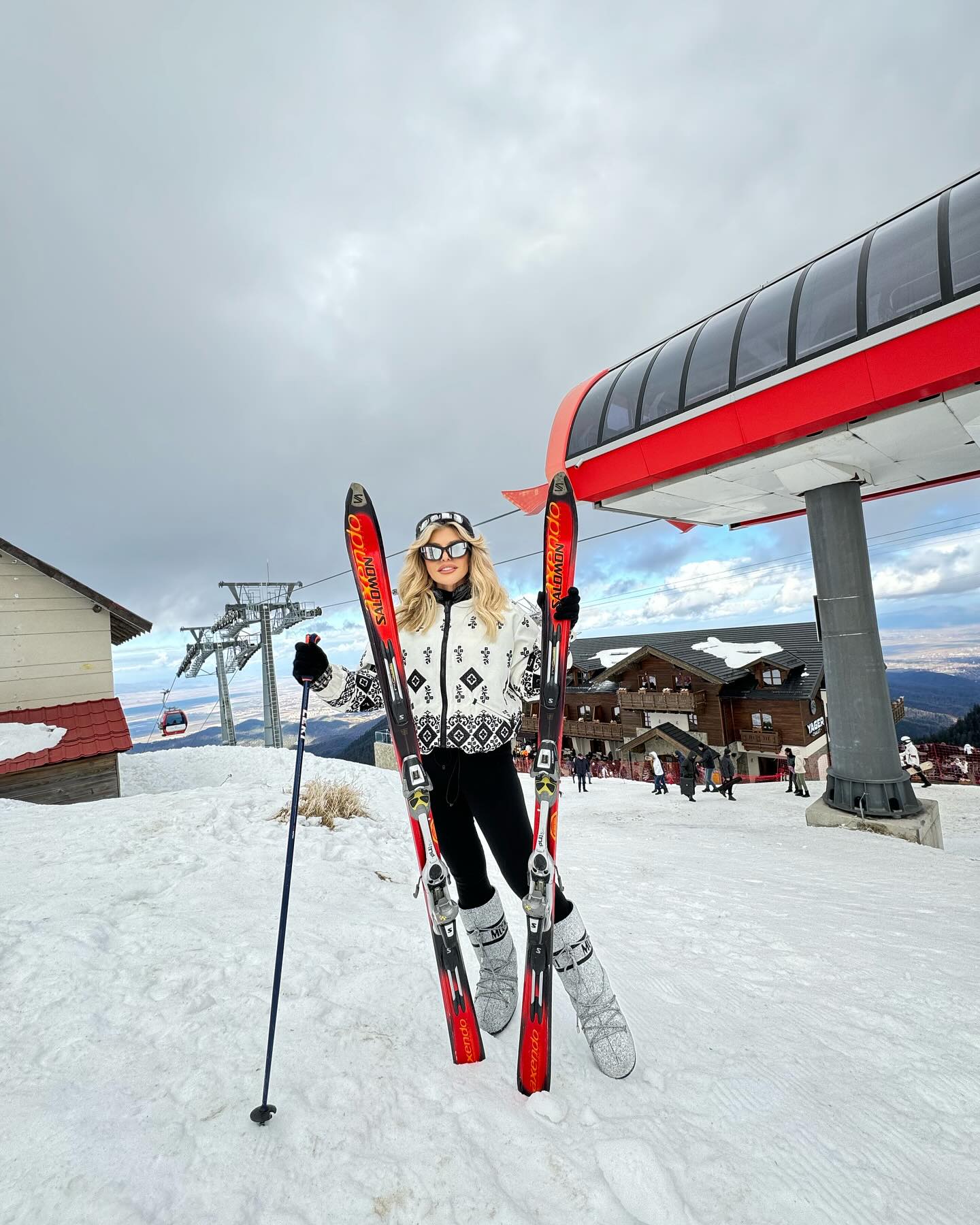 Tinuta purtata de Loredana Groza la munte i-a lasat masca pe toti 2