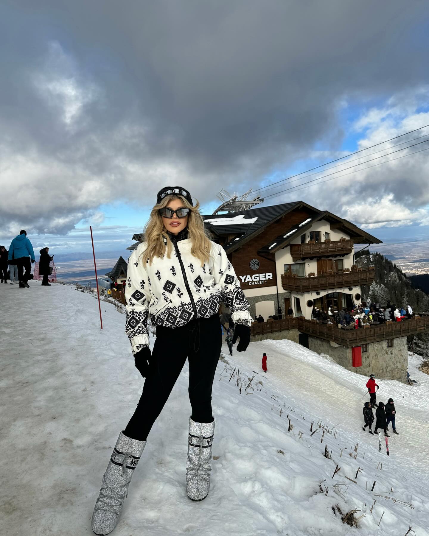 Tinuta purtata de Loredana Groza la munte i-a lasat masca pe toti