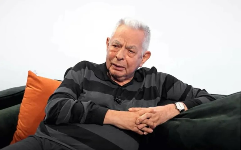 A murit Dinu Cernescu, unul dintre cei mai cunoscuți regizori ai teatrului românesc. „A plecat în eternitate”. Mesajul copleșitor postat