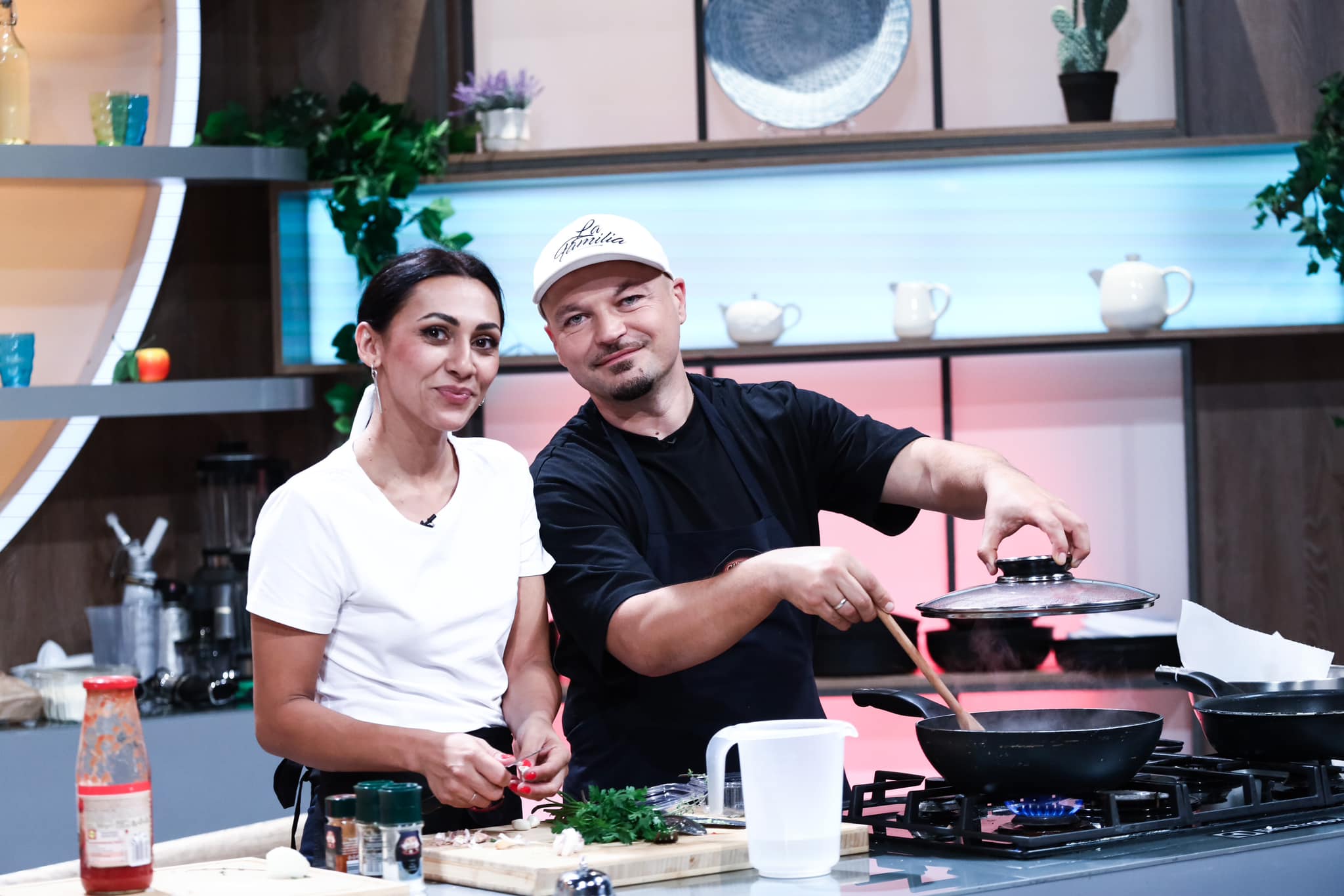 Melinda și Puya experimentează perioda de adolescență cu fetele lor