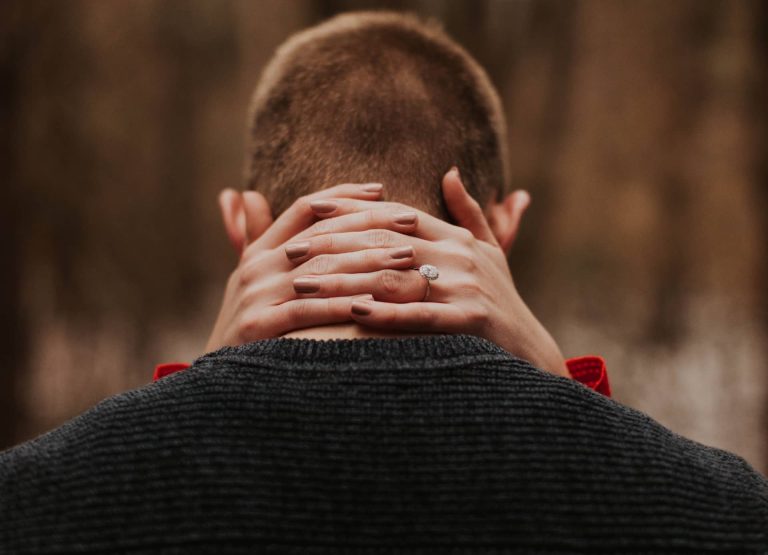 Vedeta din România, surprinsă în public sărutându-se cu un bărbat mult mai tânăr. Cum a reacționat soţul acesteia când a aflat