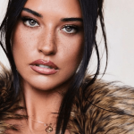 Ce tatuaj inedit are Antonia ascuns în decolteu