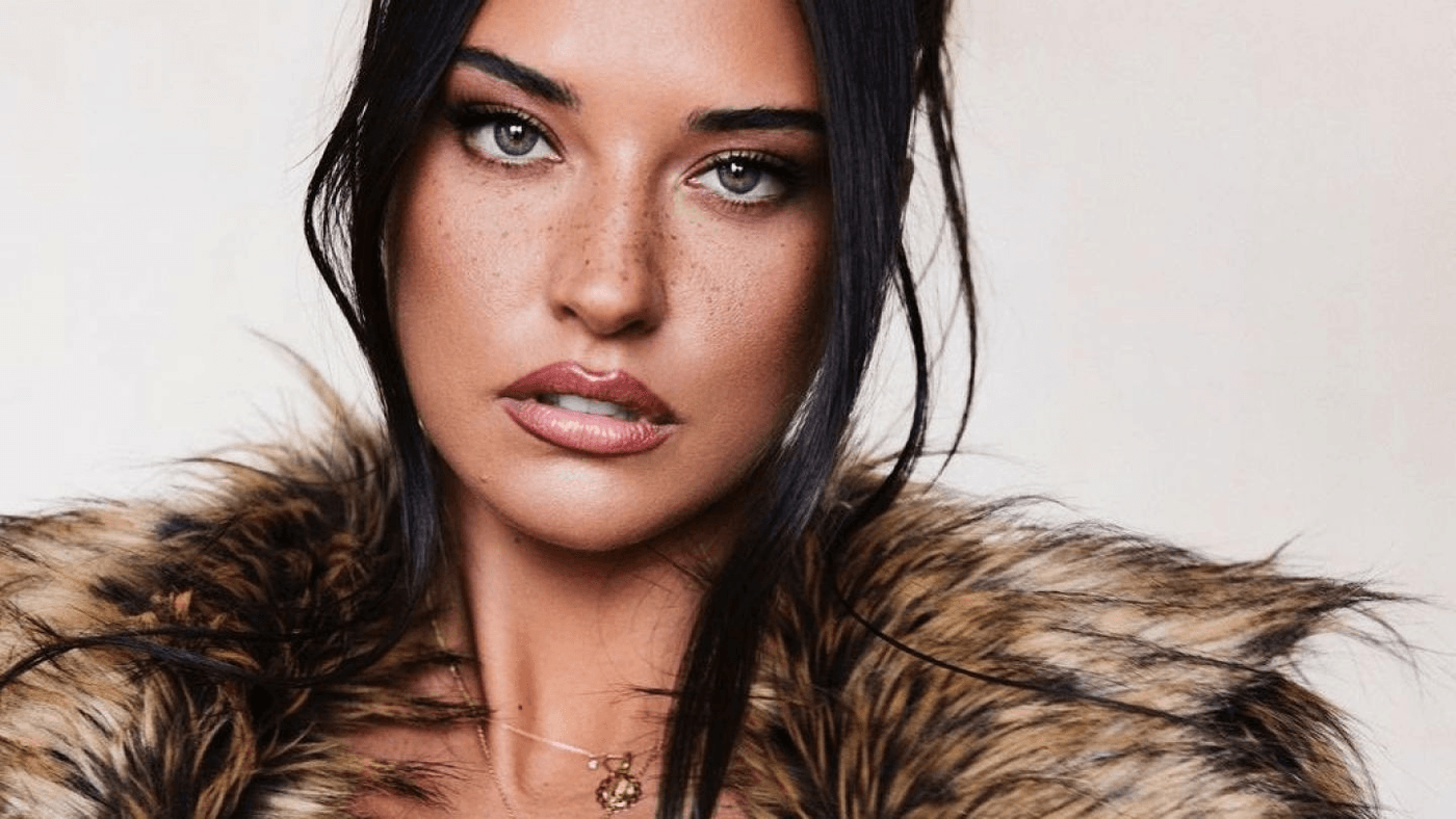 Ce tatuaj inedit are Antonia ascuns în decolteu