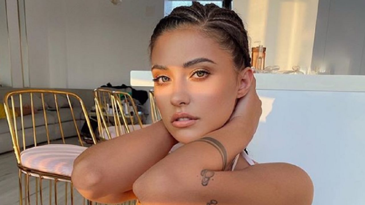 Ce tatuaj inedit are Antonia ascuns în decolteu