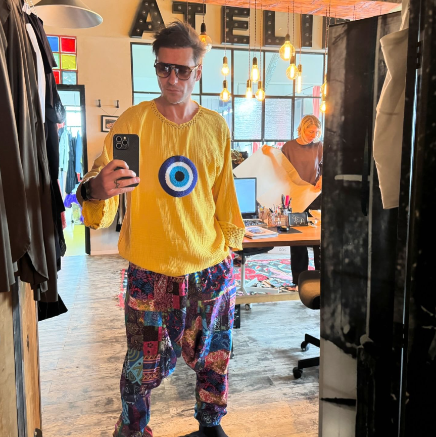 Apariția pentru care Radu Vâlcan a fost criticat de fani. Cum s-a îmbrăcat prezentatorul: “Sigur Adela te găsește foarte atractiv maimuțărit așa, nu?”