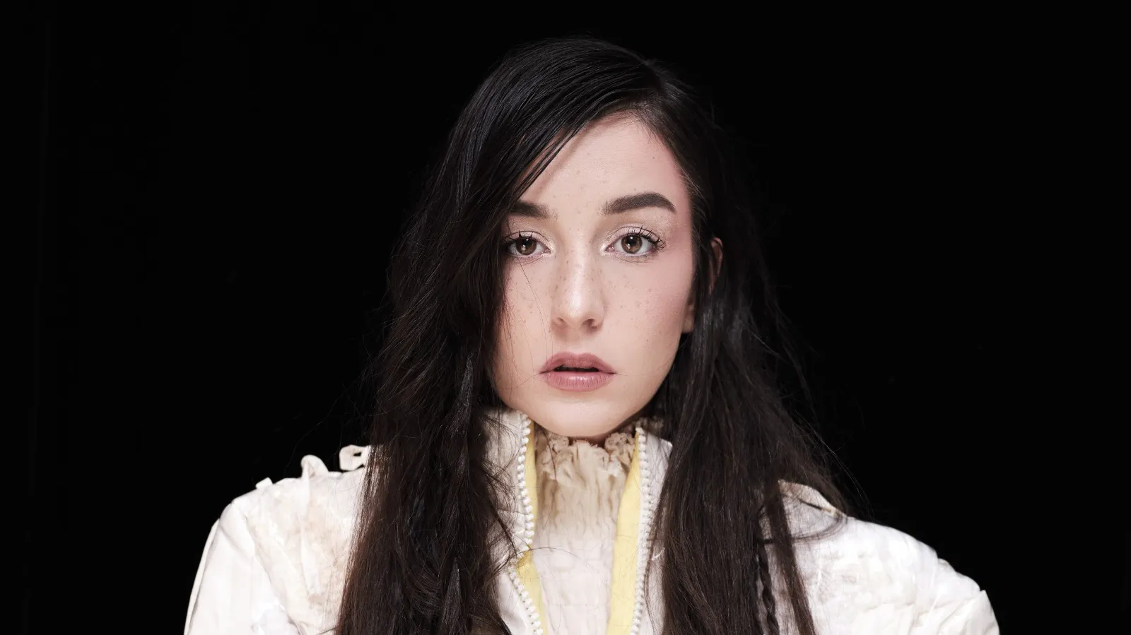 Artista din Romania este gravida in 3 luni 8