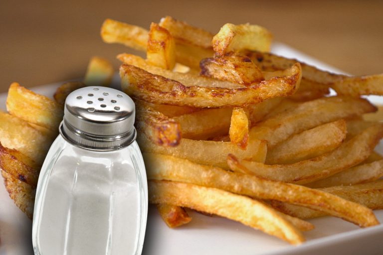 Când se pune sare peste cartofii prăjiți, de fapt. Multă lume procedează greșit