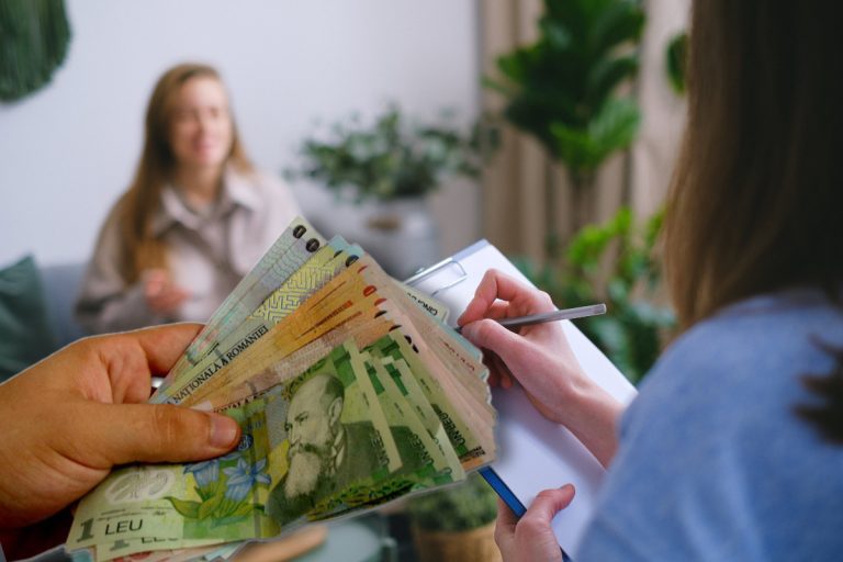 Cât costă o ședință la psiholog în 2024. Cum poți face terapie gratis