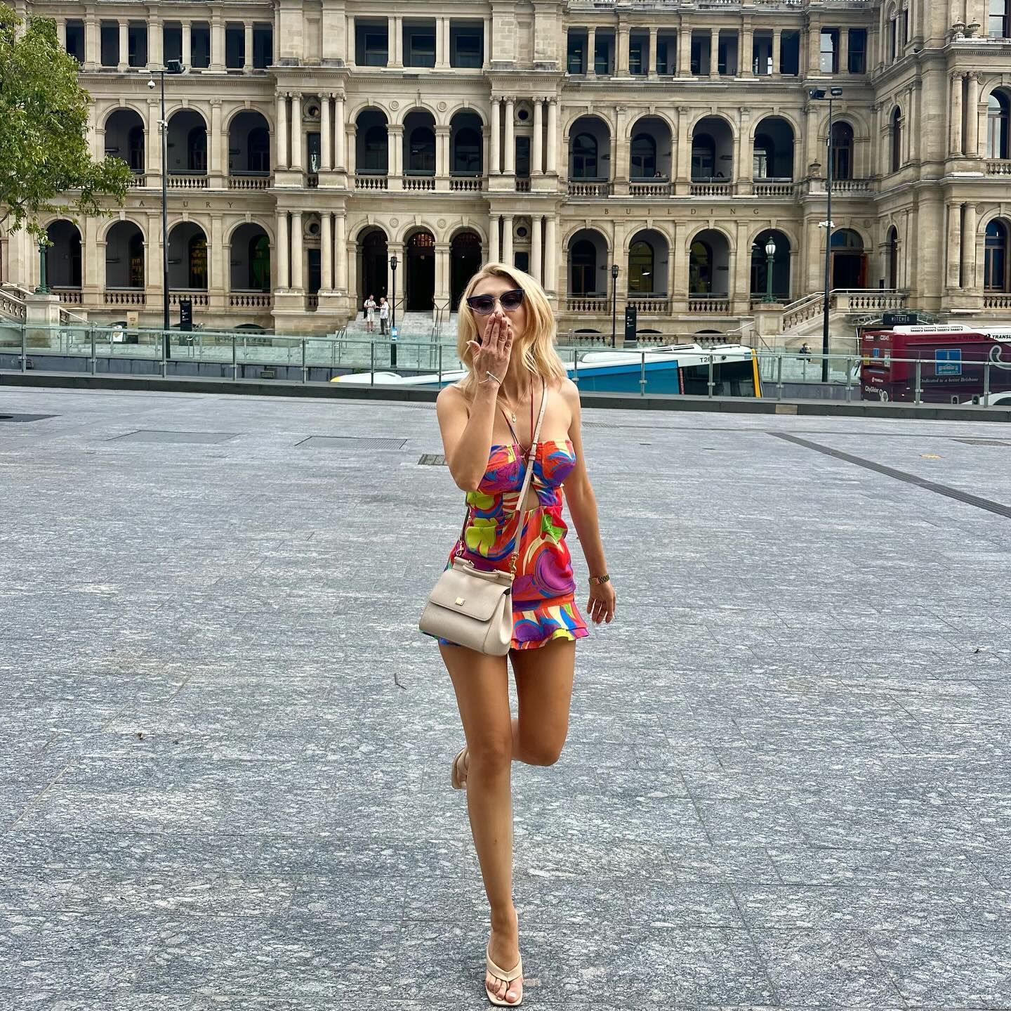 Cate perechi de pantofi are Andreea Balan 3