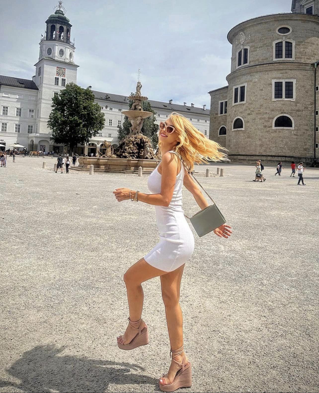 Cate perechi de pantofi are Andreea Balan 9