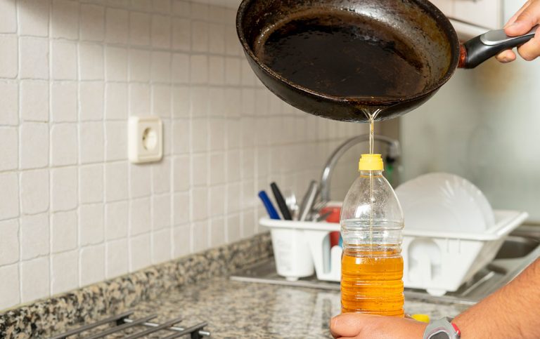 Ce poți să faci cu uleiul folosit la prăjit. 3 moduri nebănuite în care îl poți integra în gospodărie