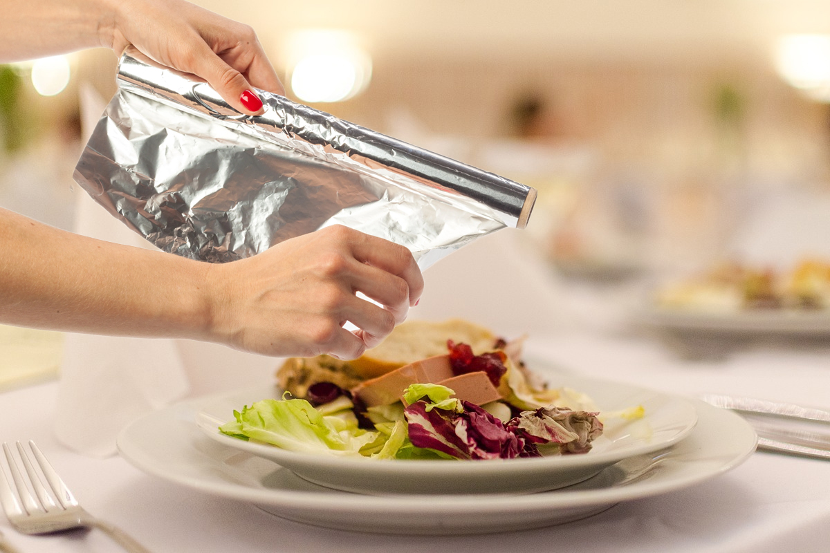 Ce se intampla de fapt daca acoperi farfuria care contine mancare cu folie de aluminiu