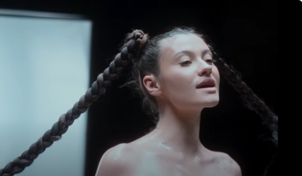 Cine este Erika Isac, tânăra care a lansat controversata melodie Macarena