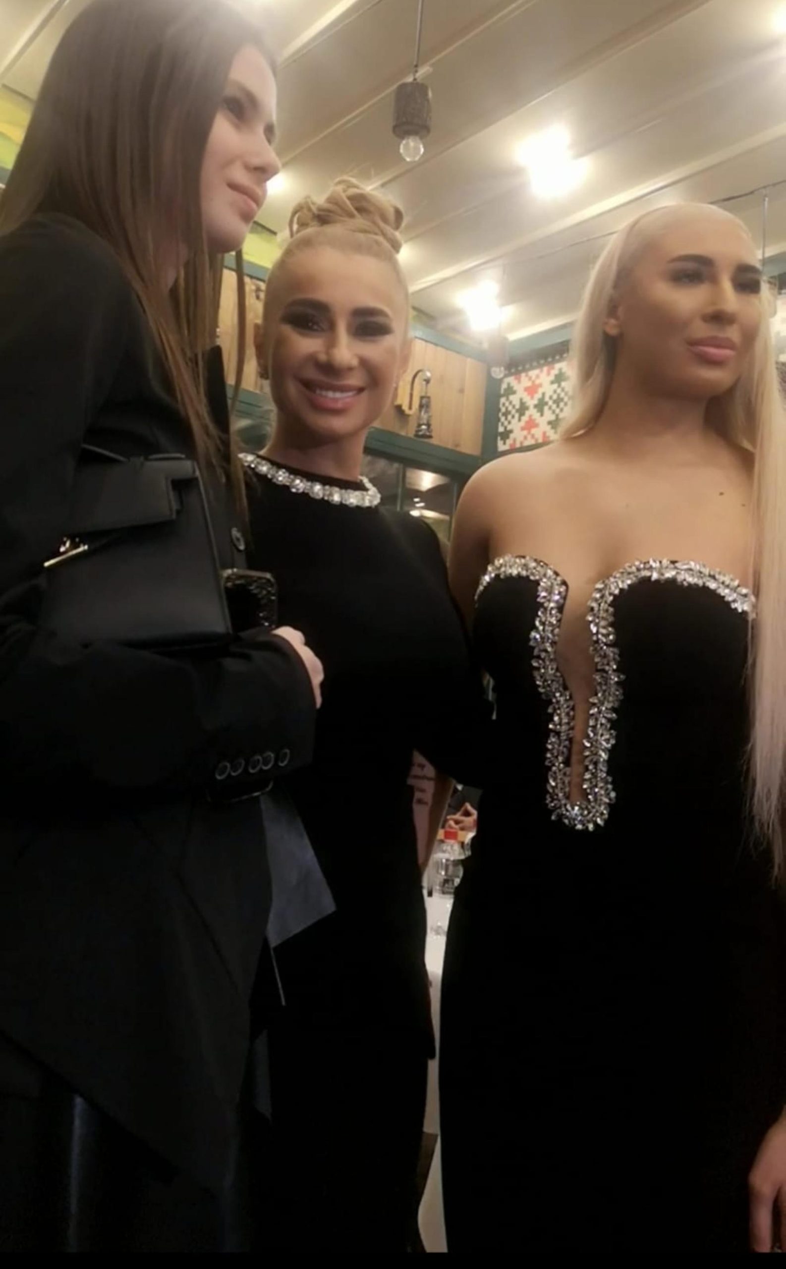 Cu ce se ocupa de fapt fetele Anamariei Prodan 4