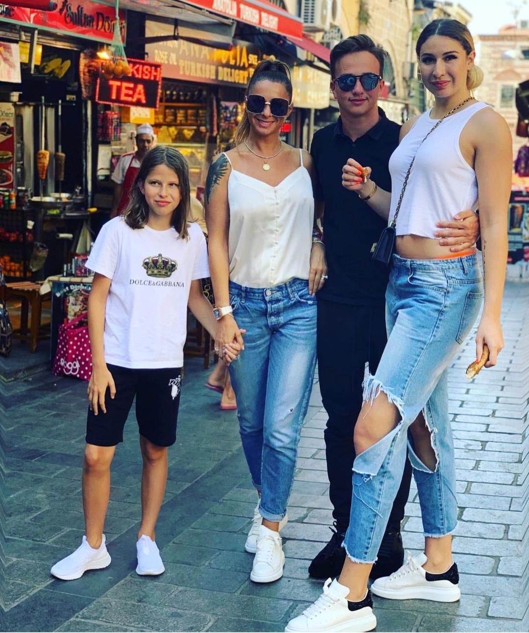 Cu ce se ocupa de fapt fetele Anamariei Prodan 8